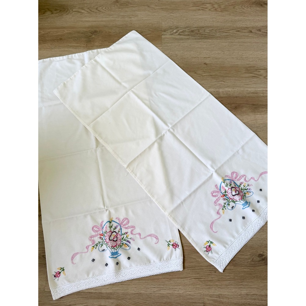 Vtg‎ Hand Embroidered Floral Basket Pillowcase Pair White Lace Trim Cottagecore